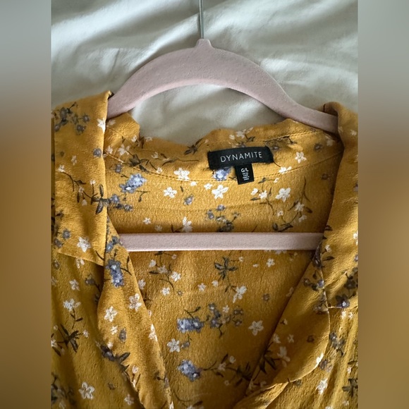 Cropped button up floral blouse. - Picture 4 of 4